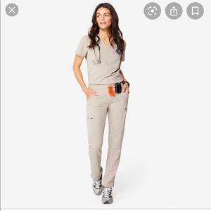 Figs boulder color Yola style scrub pants small